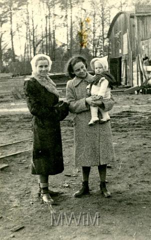 KKE 062.jpg - Od lewej: pierwsza Waleria Nahorna - siostra Heleny Orzechowskiej, druga os. córka Irena z bratem Włodzimierzem Nahornym na ręku, Bedlno, 1942 r.